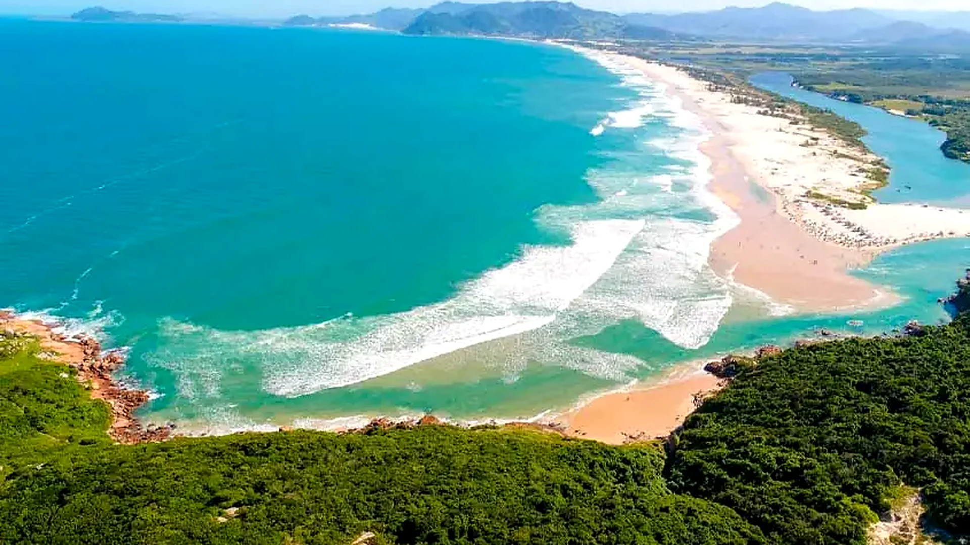 Praia da Guarda do Embaú vista do alto